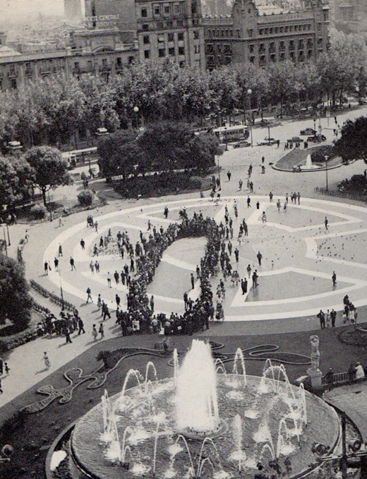 Final de l'acció pictòrica a la plaça Catalunya. B. Xifrè Morros ab pajarita.