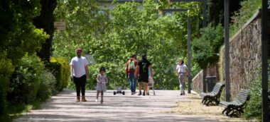 Foto portada: gent passejant per Parc de Catalunya, en una imatge d'arxiu. Autor: David B.