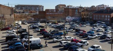 Foto portada: la zona blava del Vapor Turull, el gran pàrquing a cel obert de Sabadell. Autor: cedida.