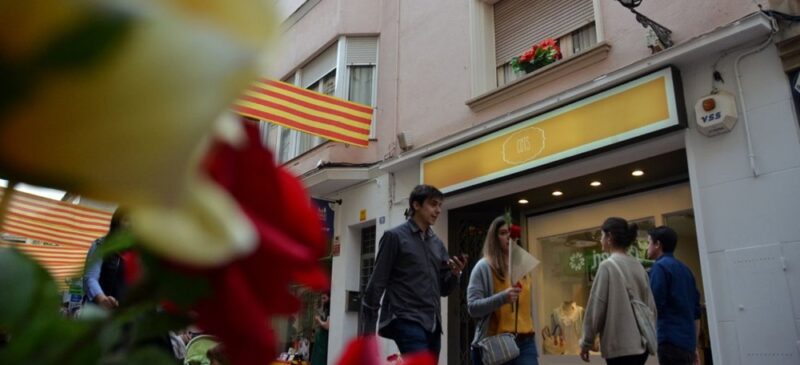 Foto portada: roses i llibres, el Sant Jordi de 2018 al carrer de Sant Antoni. Autor: David B.