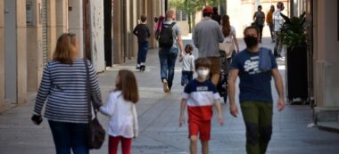 Famílies amb infants al carrer Advocat Cirera. Autor: David B.