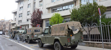 Foto portada: militars, a la residència del carrer Sant Joan, al Centre, aquest dijous al matí. Autor: David B.