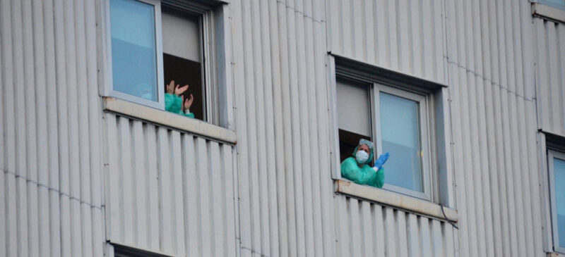 Treballadors sanitaris aplaudint des de les finestres de Sant Fèlix. Autor: David B.