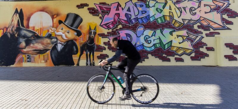 Grafiti reivindicant el dret a un habitatge digne, entre Can Llong i Ca n'Oriac. Autor: M.Tornel. 