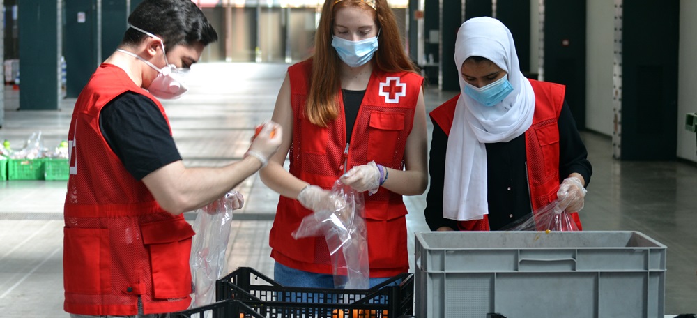 Dos membres de Creu Roja, a Fira Sabadell. Autor: cedida.