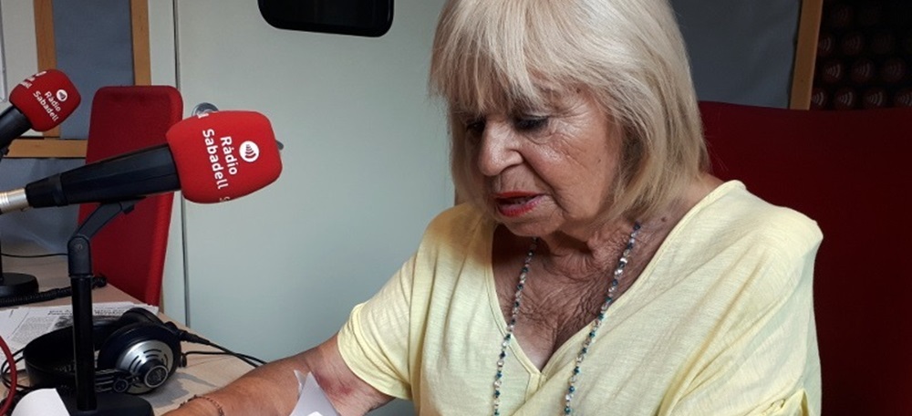 Foto portada: Àngela Segura, a l'emissora muncipal 'Ràdio Sabadell' parlant del Passeig de la Revolució. Autora: K.Madrid (Ràdio Sabadell) /cedida.