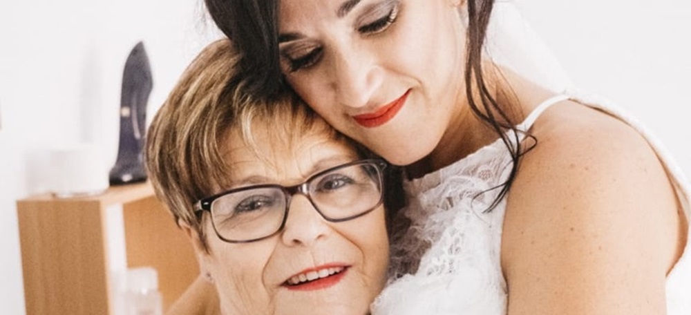 Foto portada: Manuela Salces Rodríguez, amb una de les seves filles, el dia del seu casament. Autor: cedida.