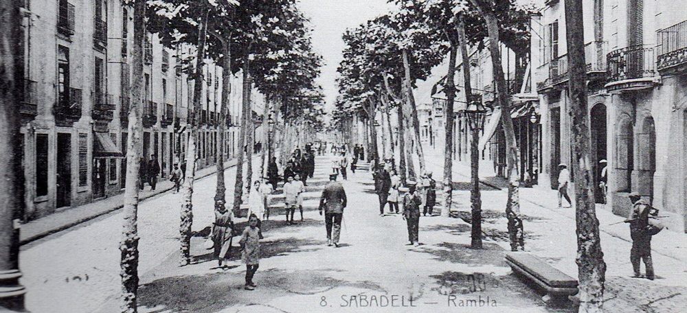 Foto portada: La Rambla a l'any 1928 poc abans de la seva conversió en bulevard. Postal L. Roisin.