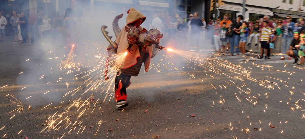 Foto portada: cercavila de Festa Major, entre la Via Massagué i Onze de setembre. Autor: E.Barnola.