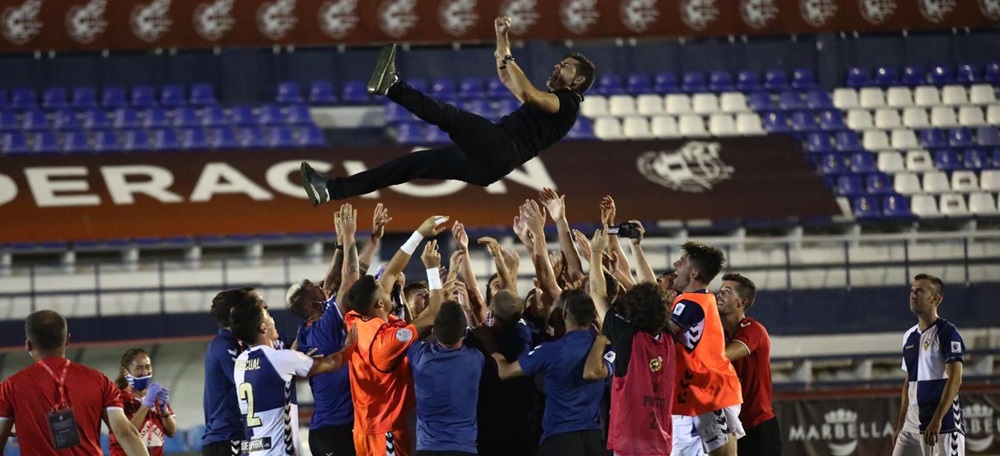 Foto portada: Hidalgo, mantejat a la gespa.