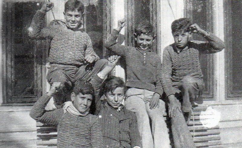 Pioners de la JSU al Casal Pere Quart (1936)