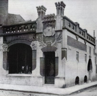 El magatzem de vins Oliver convertit en impremta Comas (1910). Andrés Raich/AHS. Rambla cantonada Lacy.