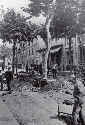 Obres de destrucció del passeig central de la Rambla per convertirla en bulevard (1928)