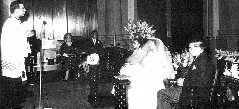 Casaldàliga, oficiant un matrimoni a La Salut, el de Rosa M.Vila i Joan Monràs, que van cedir la foto. 