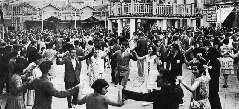 Ballada de sardanes a la Festa Major de 1920 on pot observar-se el templet. Autor: Francesc Casañas/AHS.