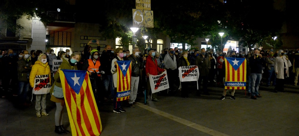 Foto portada: un moment de la concentració de rebuig a les darreres detencions. Autor: David B.