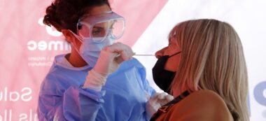 Personal sanitari pren mostres a un treballador del polígon de Sant Quirze del Vallès per fer un test d'antígen, el 5 de novembre de 2020 (horitzontal)