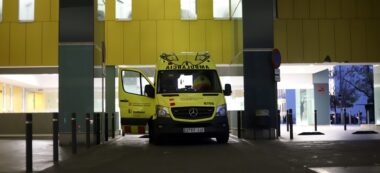 Foto portada: una ambulància, a les urgències del Parc Taulí, el passat divendres. Autora: Alba Garcia.