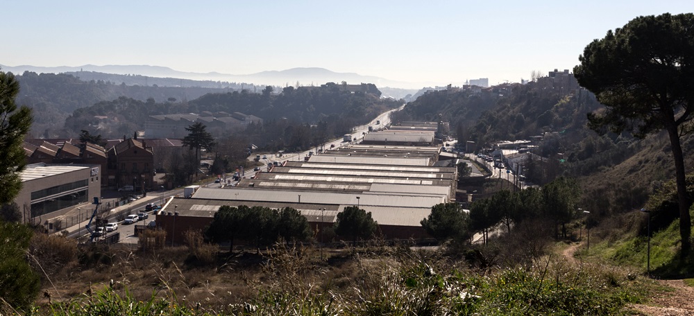 Foto portada: la carretera de Prats de Lluçanès, al polígon La Lanera. Autor: M.Tornel.