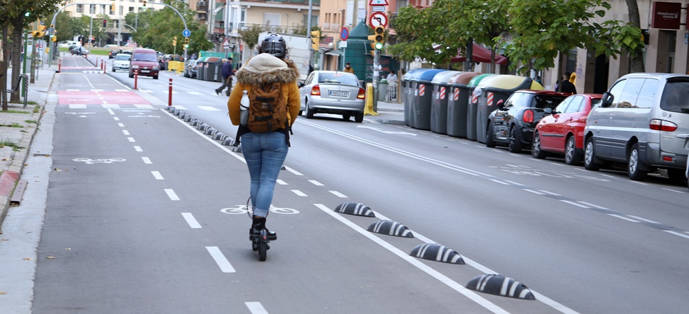 Foto portada: una dona amb patinet pel carril de l'avinguda de la Concòrdia. Autor: Alba Garcia.