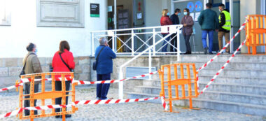 Foto portada: cues per accedir al centre cívic de Cal Balsach, a La Creu Alta, on es va fer un cribatge la setmana passada. Autor: David B.