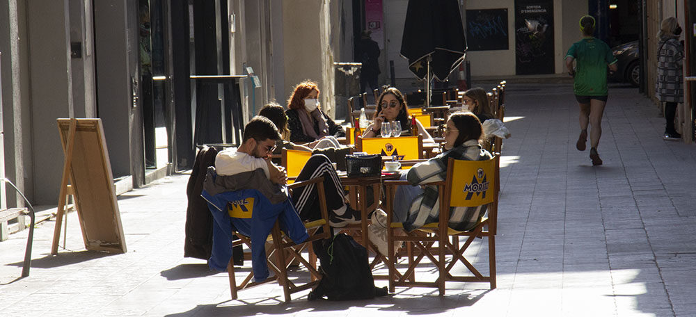 Foto portada: terrasses al carrer de Sant Antoni, aquest dilluns. Autor: M.Centella.