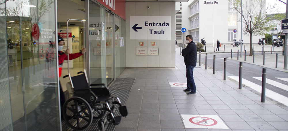 Foto portada: entrada de l'hospital Parc Taulí. Autor: Marc Centella.