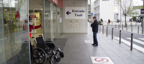 Foto portada: entrada de l'hospital Parc Taulí. Autor: Marc Centella.