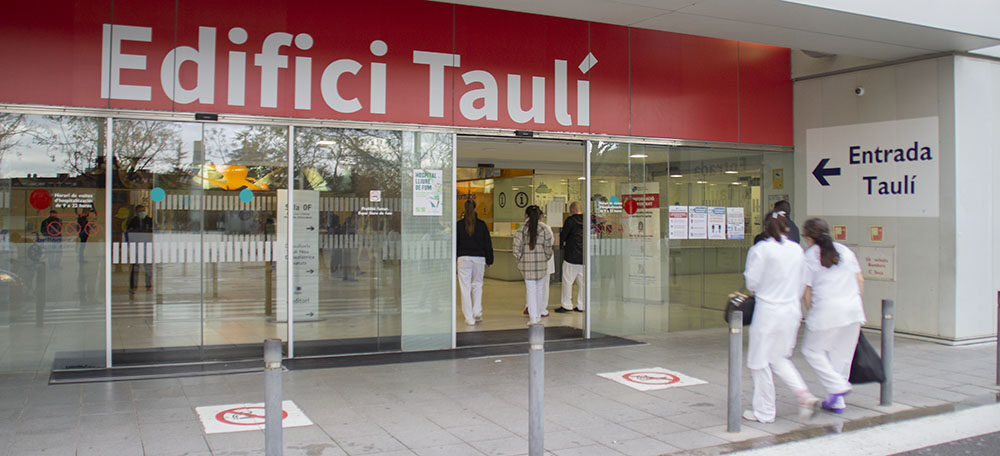 Foto portada: entrada a l'hospital Parc Taulí, aquest divendres. Autor: Marc Centella.