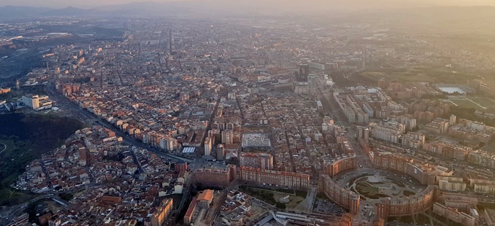 Foto portada: Sabadell, des de l’aire, amb una certa contaminació. Autor: @Sr_JOF via Twitter.
