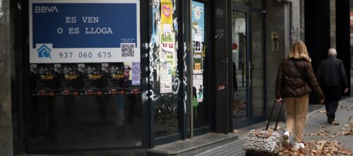 Foto portada: una oficina financera tancada a l'avinguda de Barberà. Autora: Alba Garcia.