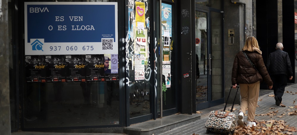 Foto portada: una oficina financera tancada a l'avinguda de Barberà. Autora: Alba Garcia.