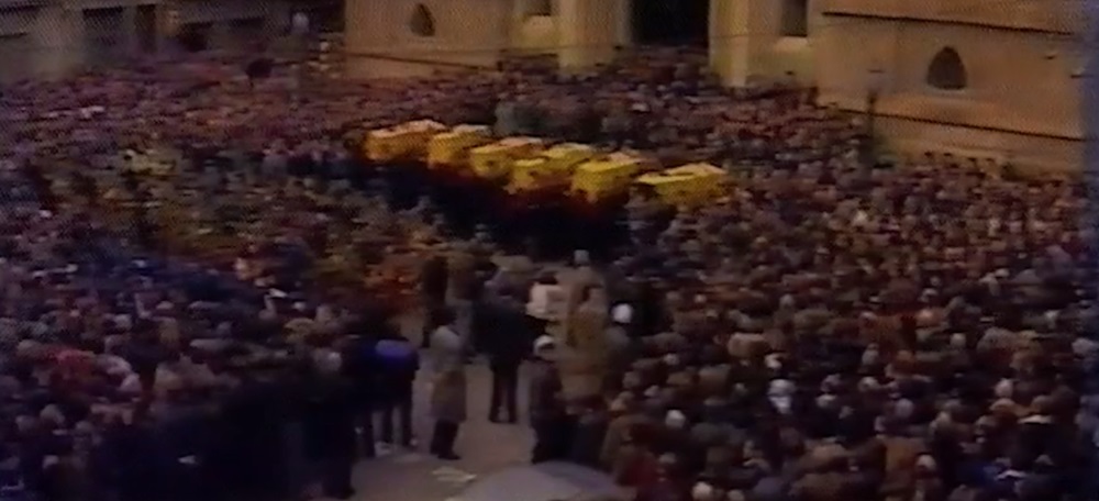 Foto portada: funeral dels sis agents assassinats per ETA, a la plaça Sant Roc. Font: fotograma del documental La firma d’ETA, de Ràdio Sabadell.