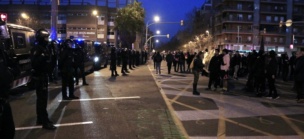 Foto portada: pla general del cordó de Mossos d’Esquadra davant els manifestants independentistes que tallen l’avinguda Meridiana de Barcelona, el 16 de febrer del 2020. Autor: ACN.