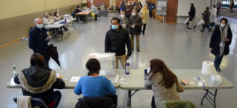 Foto portada: votants a l'escola Amadeu Vives, a l'Eixample, el passat 14-F. Autor: David B.