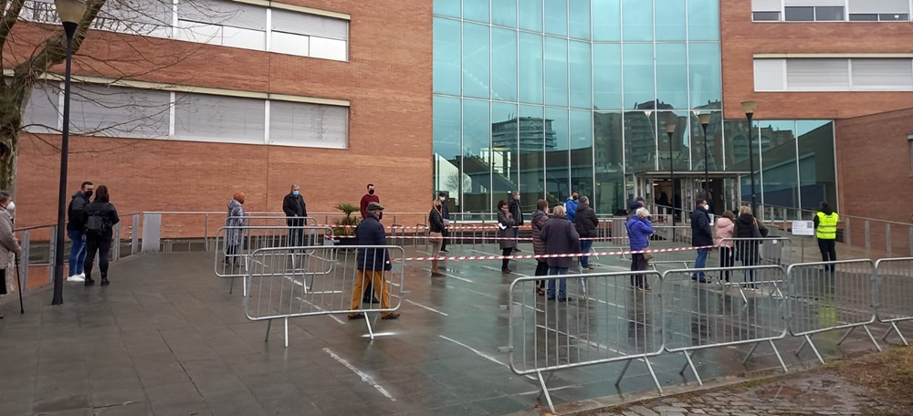 Foto portada: cues per votar a l'exterior del campus de la UAB a Sabadell. Autor: David B.