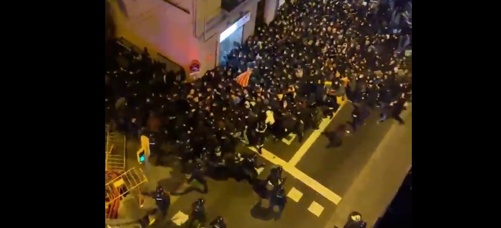 Foto portada: captura de pantalla de la càrrega per dues bandes de la policia.