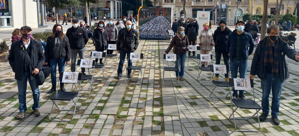 Foto portada: alguns dels encausats i membres d’Òmnium. Autor: David B.