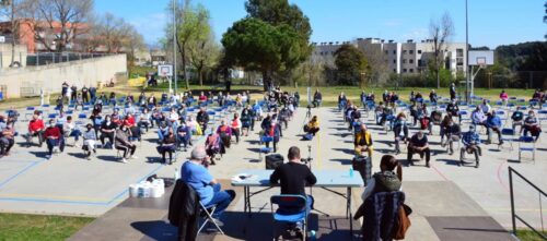 Foto portada: un moment de l'assemblea veïnal al Poblenou de la Salut. Autor: David B.