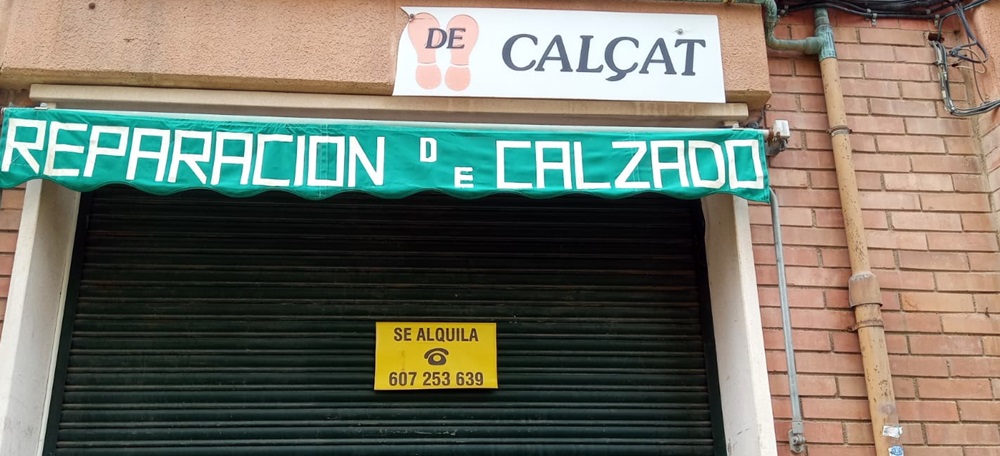 Foto portada: taller de reparació de calçat, al carrer Constantí, al barri de la Concòrdia. Autor: J.Asensio.