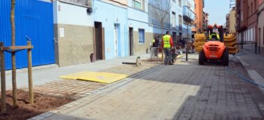 Foto portada: obres del camí escolar al CE Serra, aquest divendres. Autor: David B.