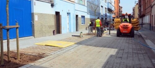 Foto portada: obres del camí escolar al CE Serra, aquest divendres. Autor: David B.