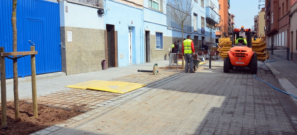 Foto portada: obres del camí escolar al CE Serra, aquest divendres. Autor: David B.