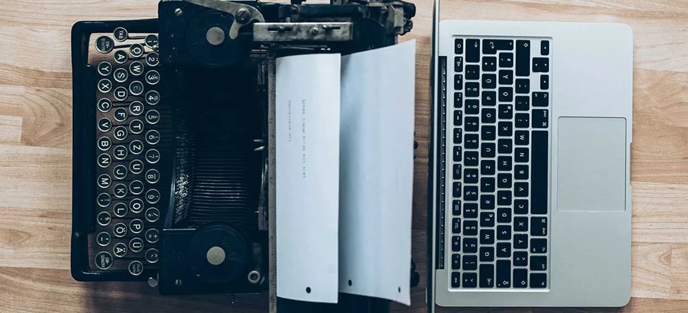 Màquina d'escriure vs ordinador portàtil.