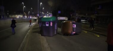 Foto portada: contenidors bolcats a la Gran Via. Autora: Alba García.
