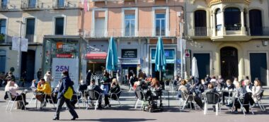 Foto portada: terrassa d'un bar al Passeig de la plaça Major. Autor: David B.