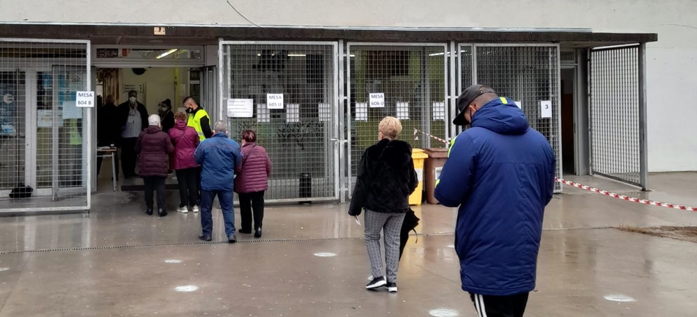 Foto portada: votacions al pavelló esportiu de Cal Balsach. Autora: Alba García.