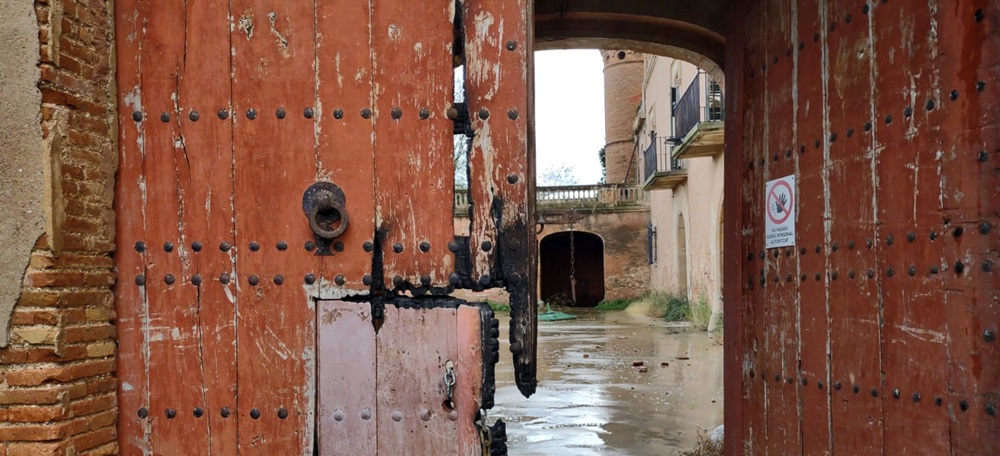 Foto portada: porta d'entrada al castell de Can Feu. Autor: David B.