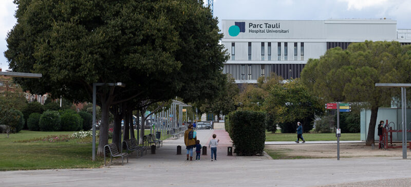 Foto portada: hospital Parc Taulí, boscos urbans, en una imatge d'arxiu. Autora: Alba García.