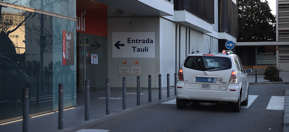 Foto portada: un taxi a l'entrada de l'hospital Parc Taulí. Autor: Alba Garcia.